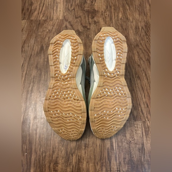 Reebok NWOT Women's Pink and Green Sneaker. Size 7.5 - Picture 6 of 7